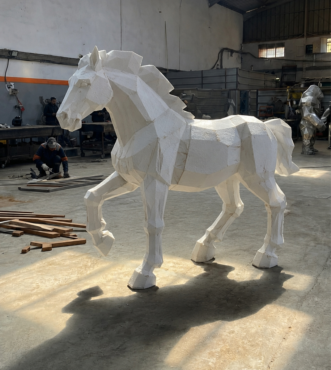 Prototype blanc d’une sculpture de cheval polygonale en cours de fabrication dans un atelier au Maroc