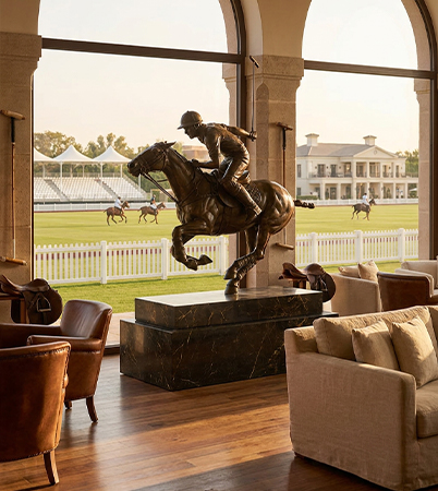 Sculpture en bronze représentant un cheval et son cavalier en saut installée sur un socle en marbre dans un club hippique