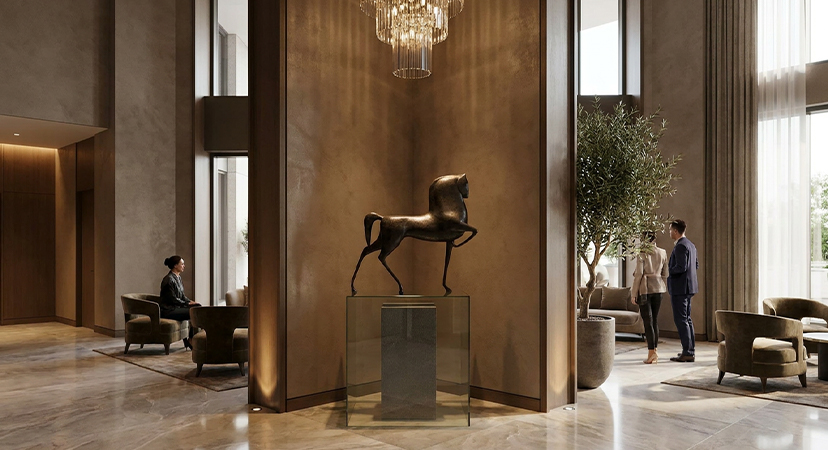 Sculpture réaliste de cheval grandeur nature en finition bronze installée sur un socle dans un salon prestigieux